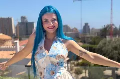 Takiej Agbe jeszcze nie widzieliście! Niebieskowłosa gwiazda disco polo prawie bez ubrania