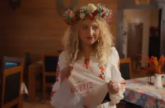Taneczny rytm i ludowy klimat w jednym. Posłuchaj nowości „Łobuz" od Skorusy!