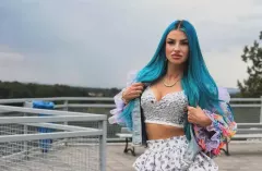 Te nogi to grzech! Uwielbiana gwiazda disco polo w mini spódniczce odsłoniła wszystko