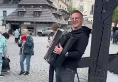 Tej strony Kuby z Playboys fani nie znają. Wokalista chwycił akordeon i zagrał na ulicy w Kazimierzu