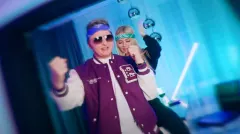 Przełom w disco polo?! Ten Gość w  romantycznej nowości pt. „Kiss”. Fani: „Ale to lata”