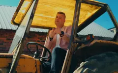 Ten refren gra na każdym weselu. „Diament w polu" od To jest TO rozgrzewa lato i podbija YouTube