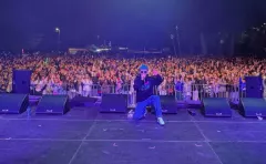 Tłumy fanów szaleją na koncercie Szymona Wonera! Nowe hity „Szalony Weekend„ i „Sheraton„ podbijają scenę disco

