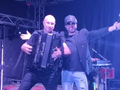Tłumy na koncercie Andre w Tucznie. „Ale Ale Aleksandra” porwała publiczność do wspólnej zabawy

