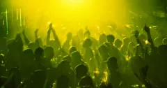 Tłumy na koncercie Kamila Kossakowskiego – Discoboys! Gwiazdor disco polo hitem TikToka ”Zarąbista blondi” rozpalił publiczność do czerwoności!