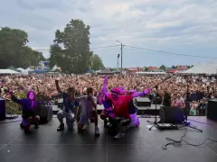 Tłumy na koncercie WonerSa we Wtórku. Ludzie oglądali występ nawet z balkonu sąsiedniego budynku