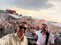 Tłumy na koncercie zespołu Classic w Biszczy. Ludzie stali od barierek aż po stoiska nad wodą