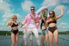 Hitowe „Wakacje„ Kamila Kossakowski z zespołem Discoboys! Gwiazdor disco polo zarobił milion! 