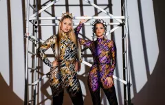 Paula Karpowicz i Angelika Żmijewska w towarzystwie rozebranych mężczyzn?! Gwiazdy disco polo zaskoczyły filmem| VIDEO