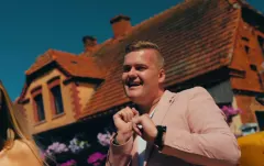 To jest TO nagrało „Diament w polu" i internet oszalał. Ten refren wpada w ucho po sekundzie