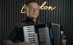 Ogromny sukces w disco polo! Massive i Folk Lady zdobyli tym wykonaniem swój pierwszy milion! Internauci zachwyceni! 