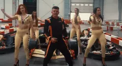 Wielki powrót Króla Disco Polo?! Tomasz Niecik atakuje nowością pt. „Cztery 18-nastki jadą„