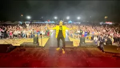 Tysiące fanów tańczą na koncercie Czadomana - ikony polskiej muzyki tanecznej