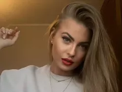 Uwielbiana wokalistka disco polo Marlena Sztando Szpilki, odważnie odsłoniła biust ujawniając tym samym pewien szczegół! Zauważysz go?!