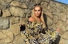 Uwielbiana królowa disco polo podwinęła sukienkę i pokazała najpiękniejsze nogi w branży! To niesamowity widok! 
