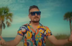 Valdi rozwala system w disco polo! Jego najnowszy hit pt. „Loca„ bije rekordy! 