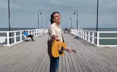 Wakacyjna nowość uwielbianego wokalisty! Ivan Komarenko utworem „Zakochani w Saint Tropez„ znokautuje konkurencję?!