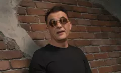 Wakacyjny hit prosto z Norwegii. Sebastian rozgrzewa lato singlem „Taka Jak Ty"