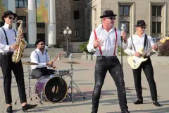 „We Dance„ – Pudzian Band przenosi nas w szalone lata 90. w nowym singlu! Zobacz przedpremierę!