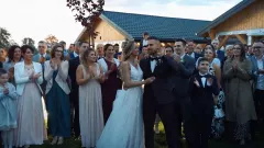 Żartobliwa historia przyjęcia weselnego?! Wokalista disco polo Dziku zaskoczył premierą pt. „Za nich i za nas„