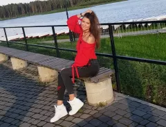 Wiatr odsłonił zgrabne i niezwykle ponętne nogi ślicznej gwiazdeczki disco polo! Wygląda niczym Marilyn Monroe?! 