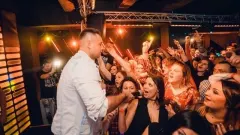 Wielki hit disco polo odświeżony! „Balujemy dziś w domu„. Nowa wersja nieźle buja!