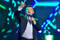 Wiemy z jakiego powodu Zenon Martyniuk został obrzucony jajkami na scenie!