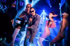 Wiku podbija świat disco polo?! Gorąca premiera pt. „Z Tobą skarbie„ już dostępna! Zobaczcie te ponętne kobiety w klipie!