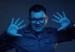 Wojtek Metlicki i „Zostań” z konkretnym startem. Teledysk robi wrażenie!