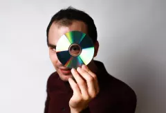 Wokalista disco polo zmaga się z problemami! Mimo to, zaskakuje kolejną premierą!
