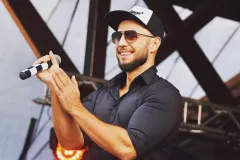 Mieszka w bloku i jest barberem! Tak wygląda prawdziwe życie znanego znanego gwiazdora disco polo! 