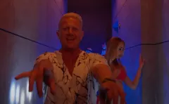 Gwiazdor disco polo u boku roznegliżowanej kobiety! Posłuchajcie nowości D-Bomb pt. „Uwierz mi„. To powrót do korzeni!