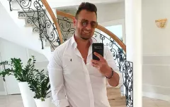 Ma w domu żyrandol wartości kilkudziesięciu tysięcy złotych?! Gwiazdor disco polo mieszka w pałacu! Podłogę zmywają roboty! 