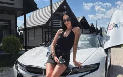 Wow! Sylwia Kossakowska w bikini przy basenie! Wygląda bosko!