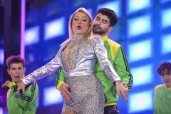 Wszyscy patrzyli tylko na Magdę Narożną. Srebrna suknia wokalistki disco polo na Sylwestrze z Polsatem