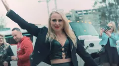 Nowa piękność w disco polo! Karolciaa zaatakował rynek premierą „Brave Girl„. Trafi do czołówki gwiazd? 