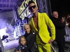 Wzruszający moment gwiazdora disco polot! Lider zespołu Milano z małym dzieckiem na scenie!