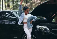 Yoko kusi stylizacją przy luksusowym Mercedesie! Wokalistka disco polo zachwyca figurą i klasą