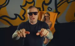 „Za oknem deszcz” od Coco Boyss mocno ruszył po premierze. Liczby i komentarze robią wrażenie!