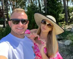 Zarobili fortunę? „Ona działa na mnie jak” Dawida Narożnego i AGBE z ogromnym wynikiem i wpływami z YouTube