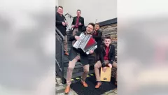 Zaskakujący występ Kapeli Roy - „Ona lubi pomarańcze„ w góralskim stylu!