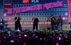 Zenek Martyniuk i Łobuzy zagrali razem „Mandacika" w Iłowie. Duet na 15-leciu Polo TV