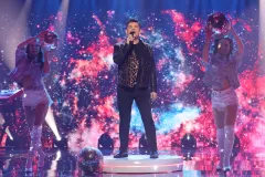 Zenon Martyniuk na szczycie! Cudowny hit pt. ”Classy Girl” w miesiąc przyniósł gwiazdorowi okrągły milion!
