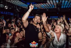 Zenek Martyniuk porwał tłumy w Disco Famie! Tak brzmi ”Pragnienie miłości” na żywo

