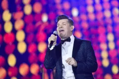 Zenon Martyniuk w nowej wersji wielkiego HITU „Przez Twe oczy zielone„! Ten UTWÓR brzmi lepiej niż oryginał?! 
