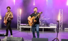 Zenon Martyniuk zrobił to na scenie! Chwycił za gitarę i zachwycił fanów! Hejterzy mogą być wściekli! Musicie to zobaczyć | VIDEO
