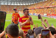 Nie uwierzysz! Zenon Martyniuk zdradził się z nowym utworem dla Jagiellonii Białystok! „piosenka o miłości kibiców do klubu„
