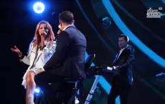Zenon Martyniuk z piękną blondynką na scenie zaśpiewali hit „W sercu mi graj„! To znana gwiazda disco polo! | VIDEO