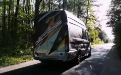 Znany gwiazdor disco polo kupił luksusowy bus za ćwierć miliona złotych! Wnętrze to absolutny hit! Będzie jeździł jak król! 