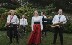 Zespół Juhasi wzrusza nowym hitem! „Podziękowanie dla rodziców„ – Idealny utwór na Twoje wesele!